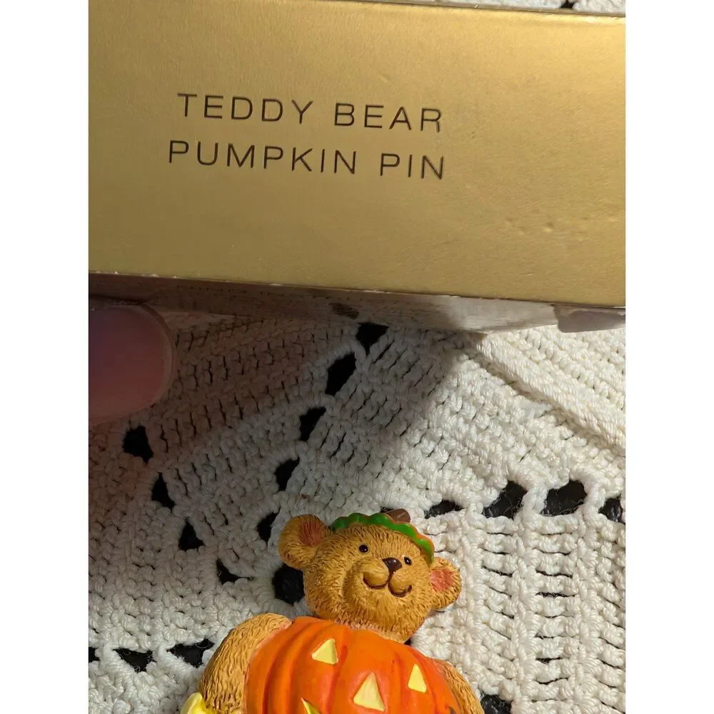 Vintage 1999 Avon Teddy Bear Pumpkin Pin Brooch Halloween Jack O Lantern Boxed